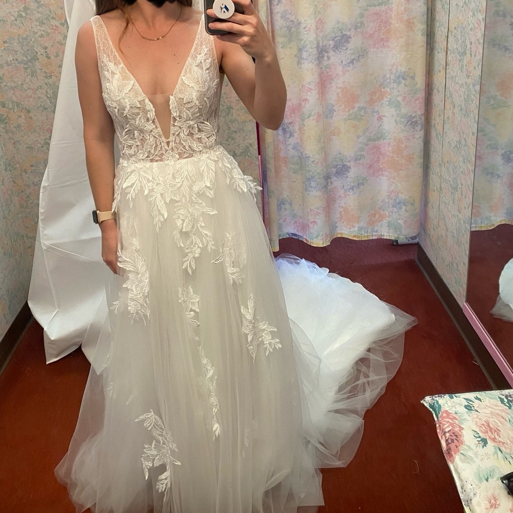Elegant White Lace Wedding Gown
